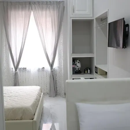 Opera לינה וארוחת בוקר