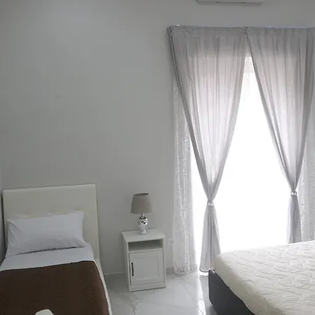 לינה וארוחת בוקר Opera